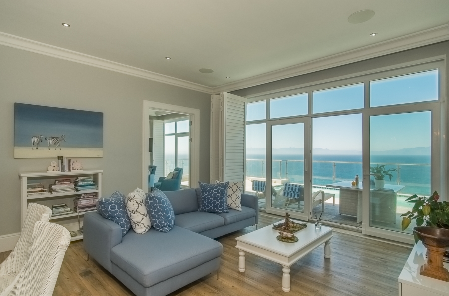 7 Bedroom Property for Sale in Cairnside Western Cape